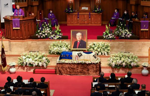 28일 서울 강남구 광림교회에서 엄수된 ‘고(故) 김선도 감독 장례예배’ 현장. 고인의 관 위에 광림교회 교회기와 태극기가 포개져 있다. 신석현 포토그래퍼