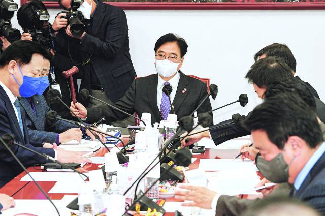 국회 예산결산특별위원장인 우원식 더불어민주당 의원이 28일 예결위 예산안조정소위원회를 열고 있다. 이날 예산소위에서 여야는 국토위와 정무위에서 민주당 단독 의결로 올라온 예산안 심사 여부를 두고 충돌했다. 이한결 기자