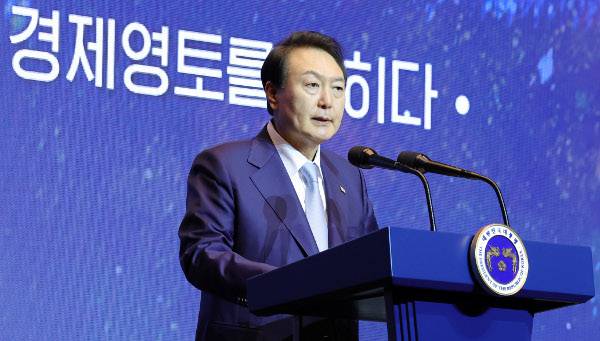 윤석열 대통령이 28일 서울 서초구 반포동 JW메리어트 호텔 서울에서 열린 미래 우주 경제 로드맵 선포식에서 대한민국이 우주경제 강국으로 도약하기 위한 2045년까지의 정책방향을 담은 로드맵을 발표하고 있다. 대통령실사진기자단