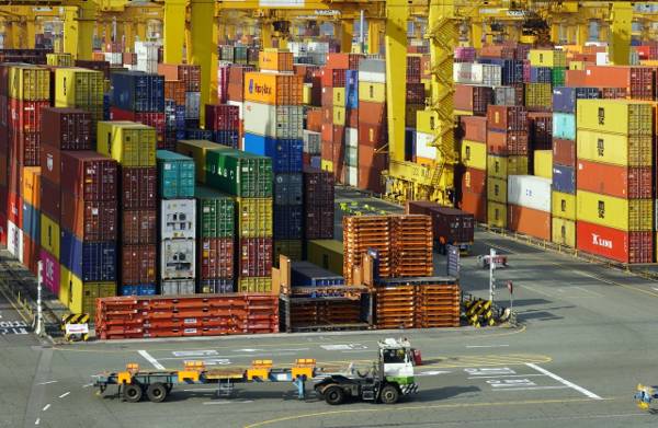 부산신항 북컨테이너부두 야드에 28일 컨테이너가 겹겹이 쌓여 있다. 부두 운영사는 평소 3~4단 높이로 쌓지만 화물연대 파업에 대비해 일부 컨테이너를 최대 적재 높이인 6단(약 15m)까지 올려 쌓았다. 부산=윤일선 기자