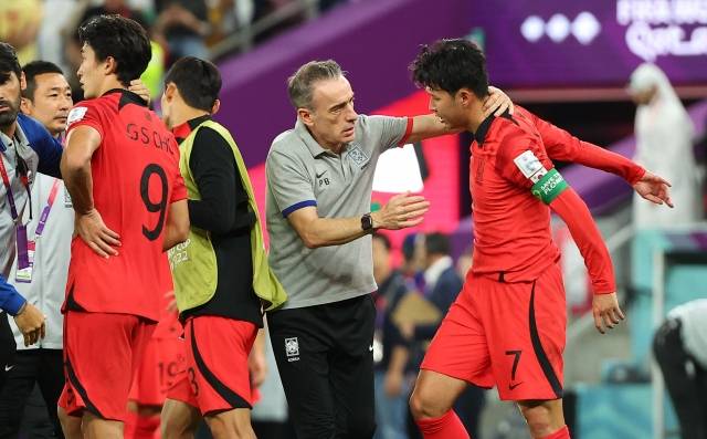 28일 오후(현지시간) 카타르 알라이얀의 에듀케이션 시티 스타디움에서 열린 2022 카타르 월드컵 조별리그 H조 2차전 대한민국과 가나의 경기. 2-3으로 경기가 종료되자 벤투 감독이 손흥민을 위로하고 있다. 연합뉴스