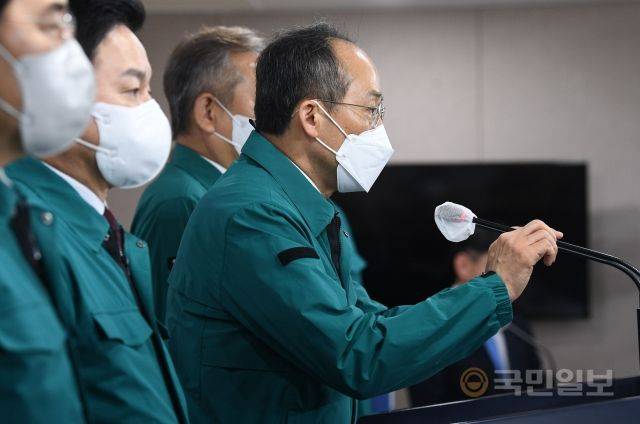 추경호 경제 부총리 겸 기획재정부 장관이 29일 서울 종로구 정부서울청사에서 화물연대 집단운송거부 관련 관계부처 합동 브리핑을 하고 있다.