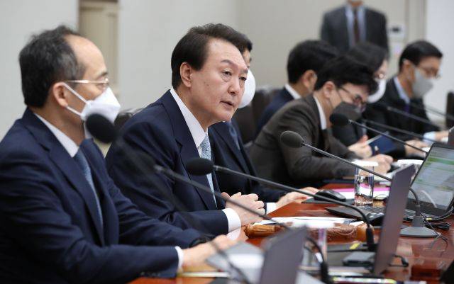 윤석열 대통령이 화물연대 집단운송거부 사태 관련 업무개시명령을 심의하기 위해 29일 서울 용산 대통령실 청사에서 열린 국무회의에 참석, 발언하고 있다. 대통령실통신사진기자단