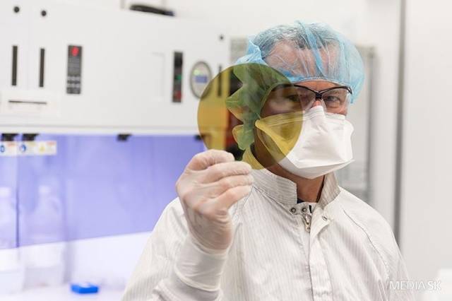 실리콘 카바이드(SiC·탄화규소) 웨이퍼 들고 있는 SK실트론CSS 직원. SK실트론 제공