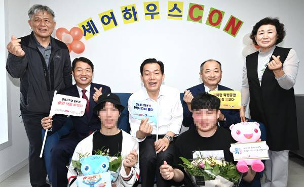 이재준 수원시장이 셰어하우스 CON 1호를 방문해 청년들과 함께하고 있다. 수원시 제공