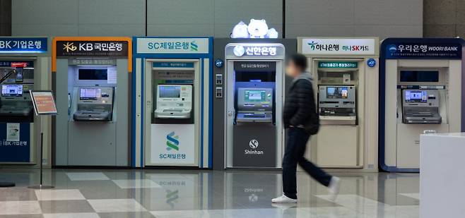 한국은행의 기준금리 인상에도 은행들이 예·적금 금리 인상에 나서지 않고 있다. 사진은 서울 시내의 시중은행 ATM기기의 모습./사진=뉴스1