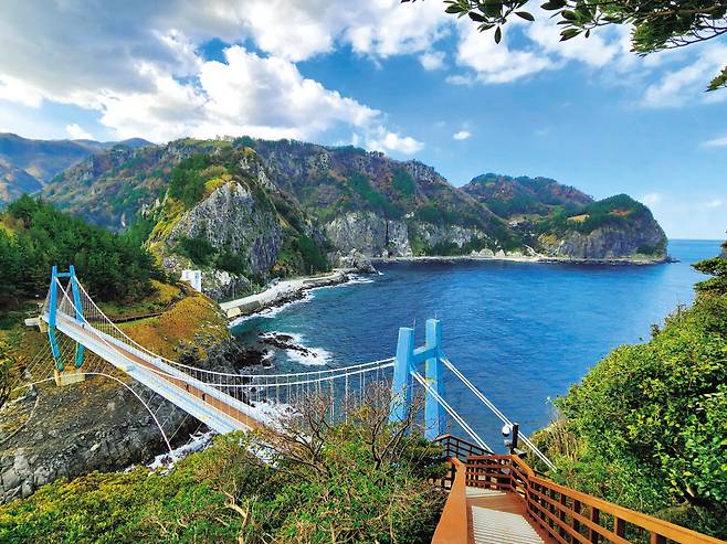 신비의 섬 울릉도의 숨은 비경으로 알려진 관음도 모습.