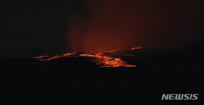 [하와이=AP/뉴시스] 28일(현지시간) 하와이 마우나 로아 화산 분화구에서 용암이 흘러 나오고 있다. 2022.11.29.
