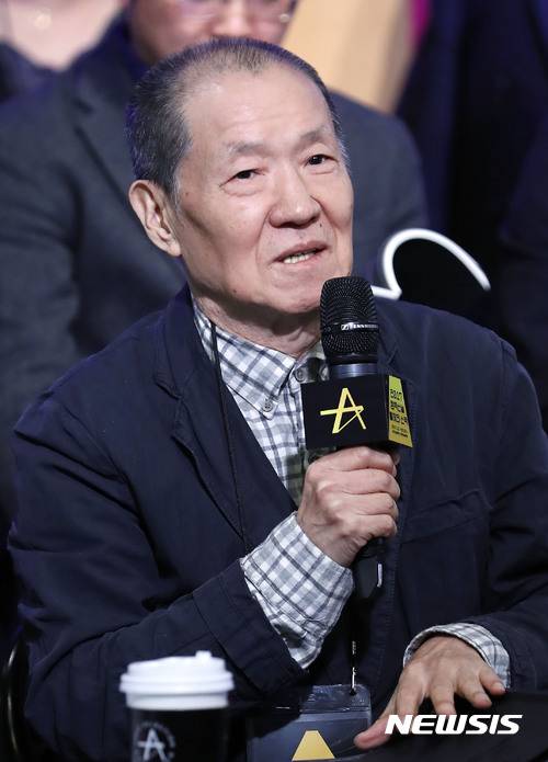 [서울=뉴시스]최동준 기자 =지난 2017년 11월9일 서울 종로구 대학로예술극장에서 열린 한국문화예술위원회의 창작공연 지원 사업인 '2017 공연예술 창작산실 올해의 신작' 기자 간담회에서 오태석 연출가가 작품 소개를 하고 있다. 2017.11.09. photocdj@newsis.com