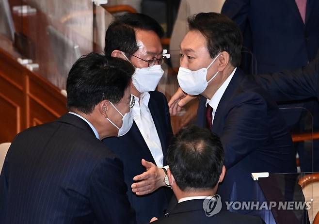 윤석열 대통령이 지난달 25일 오전 국회 본회의장에서 내년도 정부 예산안에 대한 시정연설을 마친 뒤 회의장을 나가며 장제원 의원과 인사하고 있다. 연합뉴스