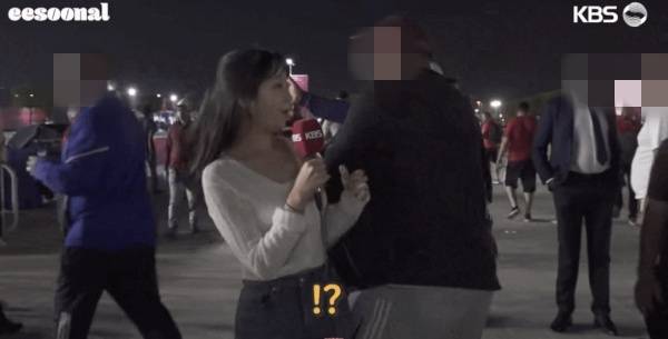 - 한 해외 축구팬이 20일(한국시각) 카타르에서 리포터 어깨를 치고 가는 모습. 유튜브 ‘이수날’ 캡처