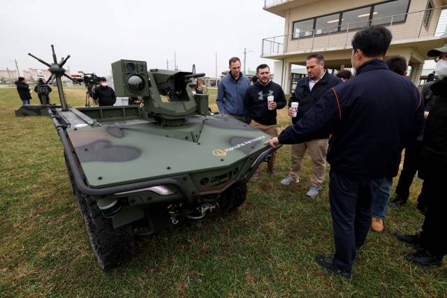 29일 경기 평택시 캠프 험프리스에서 열린 한화에어로스페이스의 다목적무인차량 '아리온-스멧(Arion-SMET)' 성능 시연 행사에서 주한미군 관계자들이 해당 차량을 살펴보고 있다. /평택=사진공동취재단