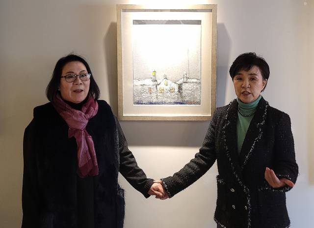 작품 '라 베르나' 앞에서 손잡고 선 작가 이현(왼쪽)과 강금실 지구와사람 이사장 /조상인기자