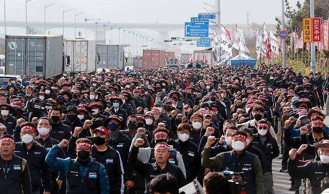 11월24일 부산신항 삼거리에서 화물연대 총파업 출정식이 열렸다.ⓒ연합뉴스