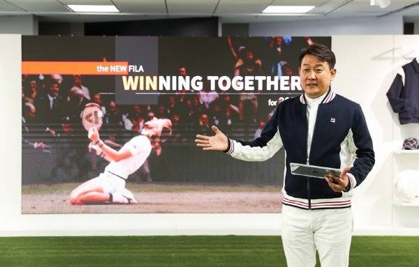 ‘2023 봄·여름 시즌 컨벤션’에서 발표하고 있는 김지헌 휠라코리아 대표. 사진제공 l 휠라코리아