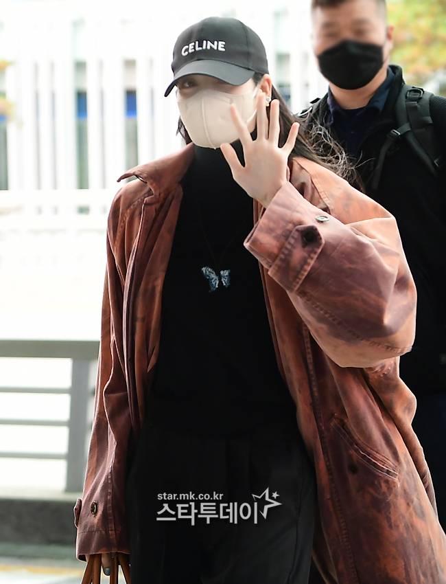 그룹 블랙핑크의 리사가 출국장을 향하고 있다.