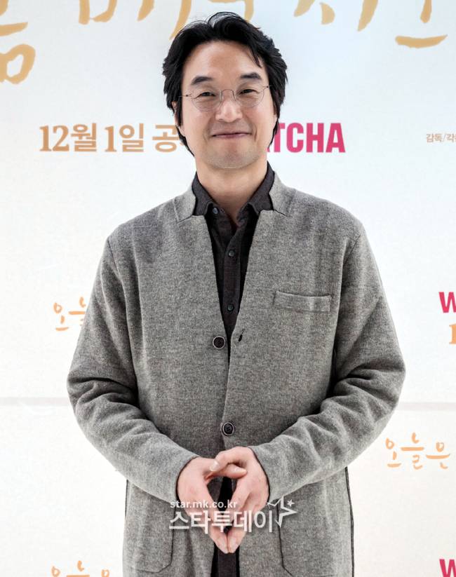 배우 한석규가 포즈를 취하고 있다.