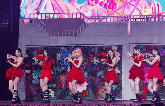 가수 엔믹스가 29일 오후 일본 교세라 돔 오사카에서 열린  ‘2022 마마 어워즈(2022 MAMA AWARDS)’에 참석해 축하무대를 펼치고 있다. <사진ㅣMnet>