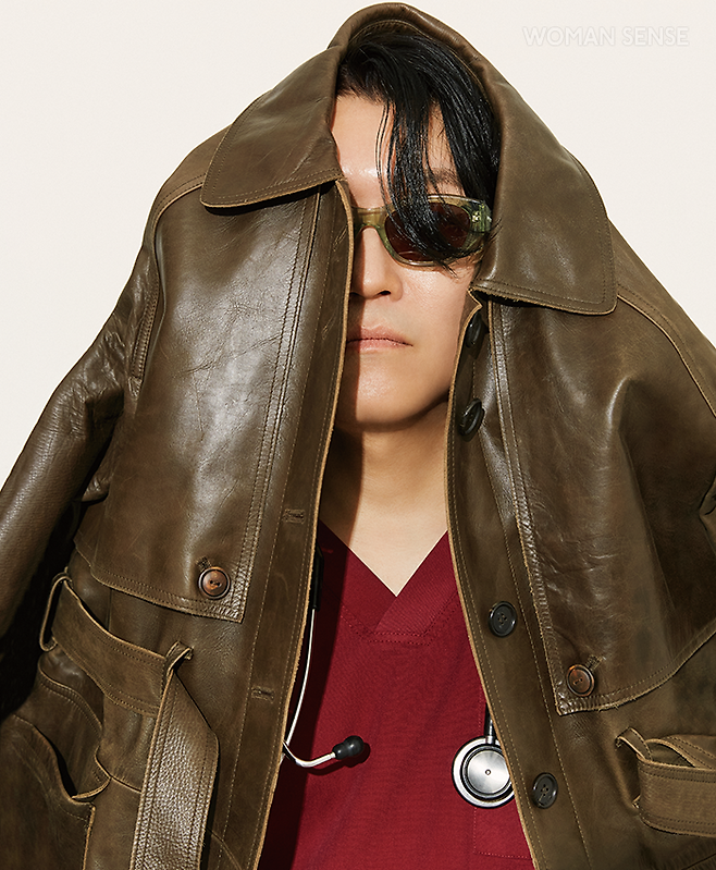 레더 트렌치코트 앤더슨벨, 선글라스 로렌스폴.