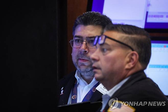 NYSE 입회장에 트레이더들의 모습 [연합뉴스 자료사진]