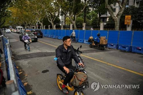 중국 상하이 시위 장소에 등장한 차단 시설 (상하이 AFP=연합뉴스) 중국 당국이 제로코로나 반대 시위가 벌어진 상하이 우루무치중루 거리에 28일 파란색 차단 시설을 설치했다.