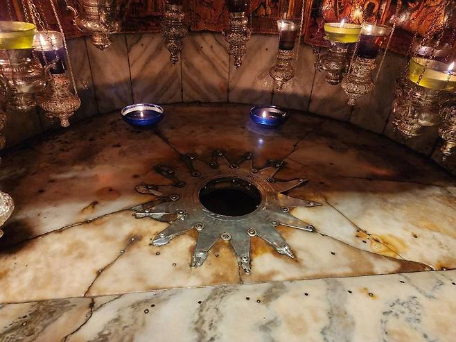 예수의 탄생지점을 알리는 '은색 별' (베들레헴=연합뉴스) 양정우 기자 = 28일(현지시간) 방문한 팔레스타인 자치지구 베들레헴의 예수탄생교회 지하 동굴 바닥에 아기 예수의 탄생지점을 알리는 '은색 별' 표식이 장식돼 있다. 2022.11.29 eddie@yna.co.kr (끝)