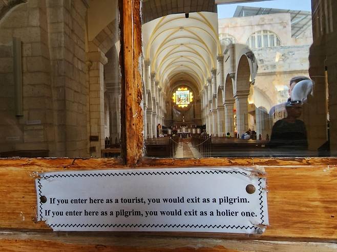 베들레헴 캐서린 교회 예배당 (베들레헴=연합뉴스) 양정우 기자 = 팔레스타인 자치지구인 베들레헴 중심가의 캐서린 교회. 유리창 안으로 예배당이 보인다. 예수탄생교회와 나란히 붙어있는 이 교회 출입문에 방문객에게 전하는 메시지가 붙어 있다. 2022.11.29 eddie@yna.co.kr (끝)