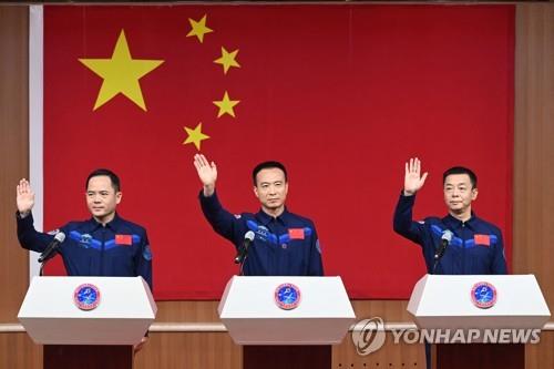 선저우 15호 탑승할 장루, 페이쥔룽, 덩칭밍(왼쪽부터) (AFP=연합뉴스)