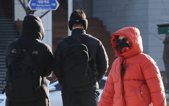 아침 기온이 영화권까지 떨어진 지난 27일 오전 서울 종로구 광화문광장 일대에서 두꺼운 옷을 입은 시민들이 걸음을 재촉하고 있다. 사진=뉴스1