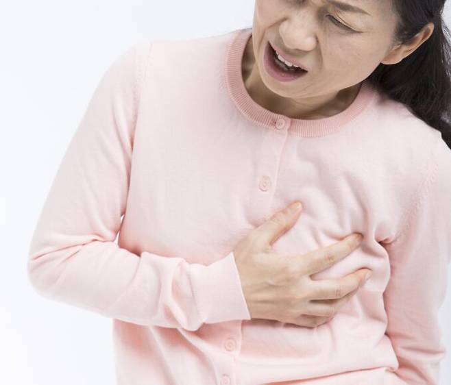 서울대 의대 예방의학교실 강대희 교수 연구팀은 대규모 추적 관찰을 통해 완경기 중년 여성에게서 높은 최저혈압치가 유방암 발병 위험도를 가리킬 수 있다는 것을 확인했다. [사진=게티이미지뱅크]