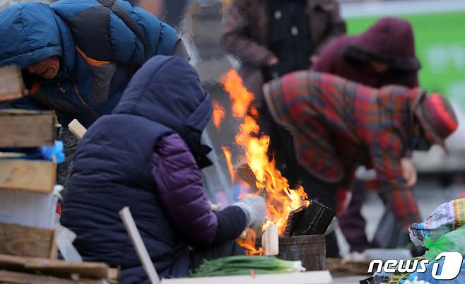 전북 전주시 도깨비시장에서 상인들이 모닥불을 피우며 장사를 하고 있다. /뉴스1 ⓒ News1