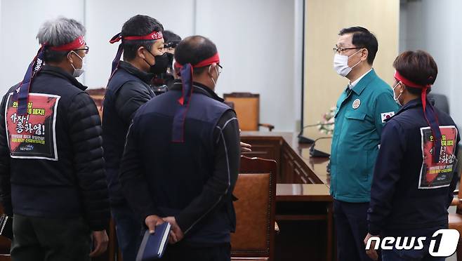 민주노총 공공운수노조 화물연대(화물연대)의 집단운송거부 파업 5일째인 28일 오후 세종시 정부세종청사 국토교통부에서 열린 정부와 화물연대의 1차 협상에서 화물연대 집행부들이 어명소 국토부 2차관과 회의 시작 전 이야기를 나누고 있다. 2022.11.21/뉴스1 ⓒ News1 김기남 기자