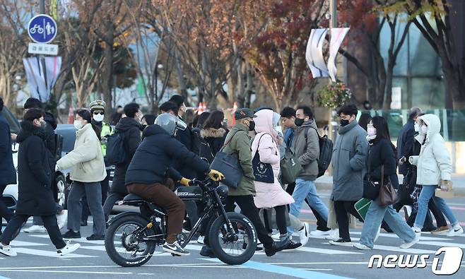전국 대부분 지역의 아침기온이 영화권으로 접어들며 본격적인 '겨울 한파'가 시작된 30일 서울 종로구 광화문일대에서 두꺼운 옷을 입은 시민들이 출근길을 서두르고 있다. 2022.11.30/뉴스1 ⓒ News1 송원영 기자
