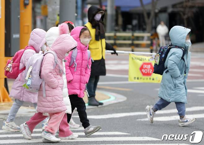 울산지역에 한파경보가 발효 중인 30일 오전 울산 울주군 구영초등학교 인근에서 두꺼운 복장을 한 학생들이 등교하고 있다. 2022.11.30/뉴스1 ⓒ News1 윤일지 기자