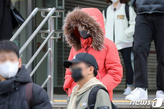한파경보가 발효 중인 30일 오전 부산 금정구 부산대역 부근에서 두터운 옷차림의 시민이 출근을 서두르고 있다. 2022.11.30/뉴스1 ⓒ News1 김영훈 기자