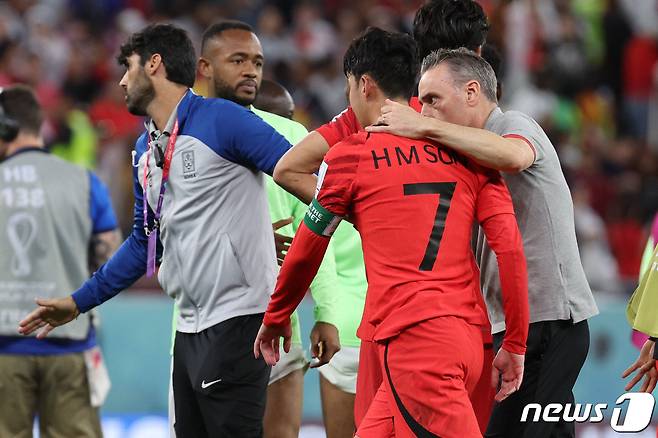 28일 오후(현지시간) 카타르 알라이얀 에듀케이션 시티 스타디움에서 열린 2022 카타르 월드컵 조별리그 H조 2차전 대한민국과 가나의 경기에서 2대 3으로 경기를 패한 대한민국 손흥민을 벤투 감독이 위로하고 있다. ⓒ News1 이광호 기자