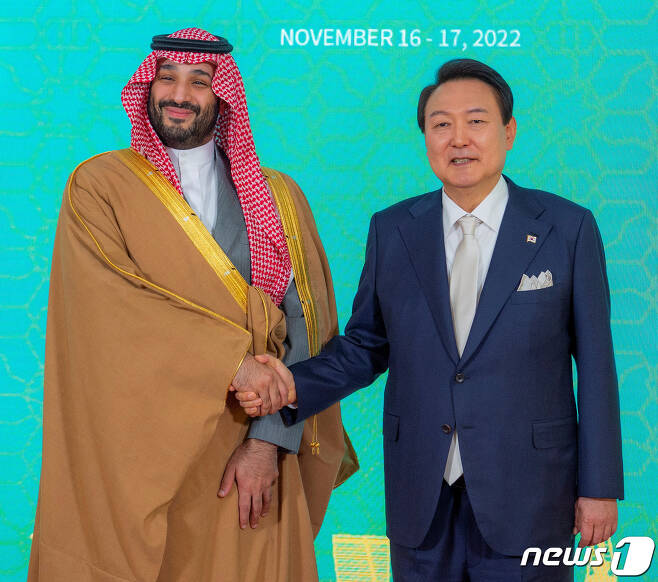 방한 중인 무함마드 빈살만 알사우드(왼쪽) 사우디아라비아 왕세자가 17일 웃는 얼굴로 윤석열 대통령과 악수를 하고 있다. 2022.11.17 ⓒ 로이터=뉴스1 ⓒ News1 정윤미 기자