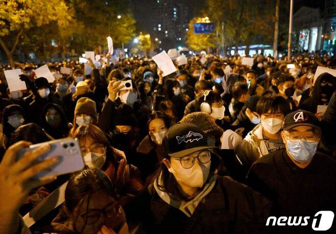 27일 중국 베이징에서 정부의 제로 코로나19 봉쇄 정책에 항의하는 시위가 발생했다. ⓒ AFP=뉴스1 ⓒ News1 정윤영 기자