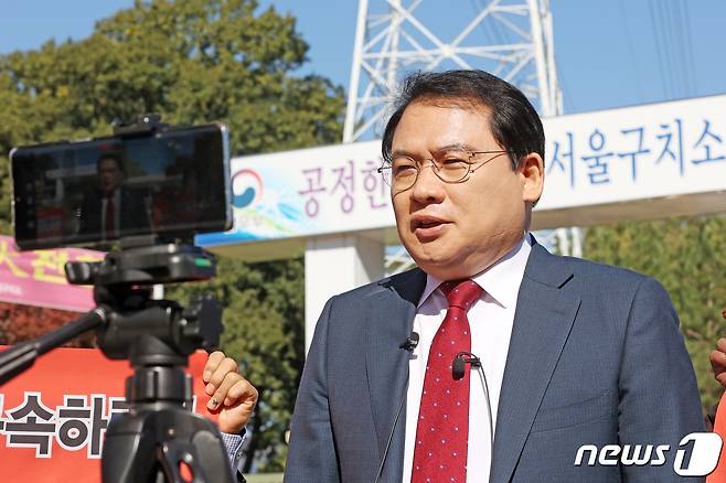 강신업 변호사가 지난달 18일 경기도 의왕 서울구치소 앞에서 김성진 아이카이스트 대표와 접견을 마친 후 이준석 전 국민의힘 대표와 관련된 입장을 밝히고 있는 모습. ⓒ News1 조태형 기자