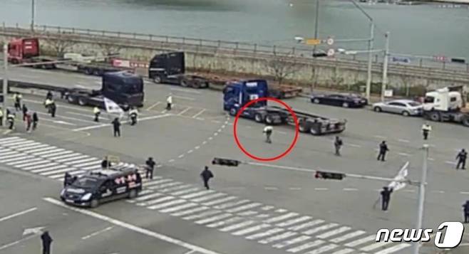 A지부장이 운행 중인 화물차에 마이크를 던지는 장면(부산경찰청 제공 cctv동영상갈무리)
