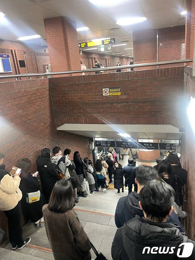 서울교통공사 노조가 총파업에 돌입한 30일 오후 서울 지하철 2호선 시청역에서 시민들이 승강장 계단에서 줄을 서고 있다. (독자 제공)