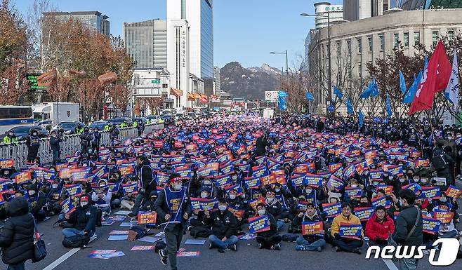 서울교통공사노동조합원들이 30일 오전 서울 중구 서울광장에서 총파업 출정식을 갖고 인력감축 철회, 노사정 합의 이행 등을 촉구하고 있다. 서울 지하철 1~8호선의 운영을 맡고 있는 서울교통공사의 노동조합은 회사의 인력감축안 등에 반대해 이날부터 총파업에 돌입한다. 서울 지하철 노동자들의 총파업은 '성과연봉제 반대'를 내세웠던 2016년 이후 6년 만이다. 2022.11.30/뉴스1 ⓒ News1 이승배 기자