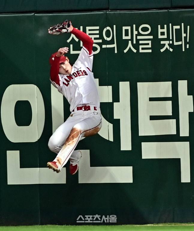 SSG 우익수 최지훈이 8일 인천SSG랜더스필드에서 열린 한국시리즈 6차전 키움과 경기 5회초 상대 박준태의 타구를 잡고 있다. 2022. 11. 8.문학 | 최승섭기자 thunder@sportsseoul.com
