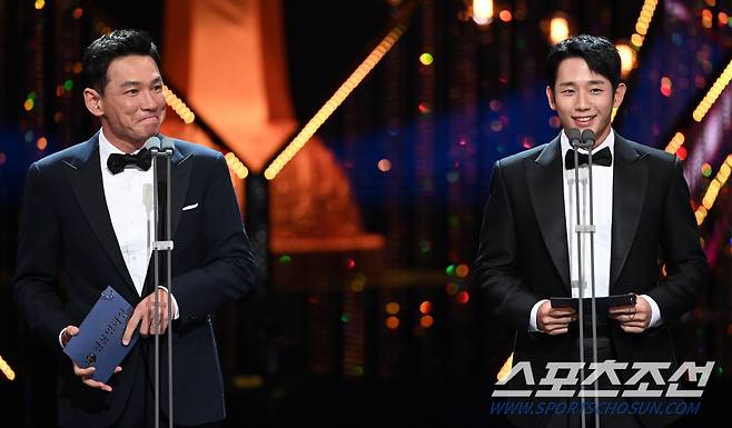 제43회 청룡영화상 시상식이 25일 여의도 KBS홀에서 열렸다. 시상자로 나온 황정민, 정해인의 모습. 허상욱 기자wook@sportschosun.com/2022.11.25/