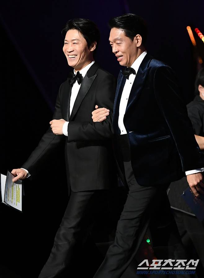 제43회 청룡영화상 레드카펫이 25일 여의도 KBS홀에서 진행됐다. 진선규 박지환이 함께 시상자로 등장하고 있다. 여의도=정재근 기자 cjg@sportschosun.com/2022.11.25/