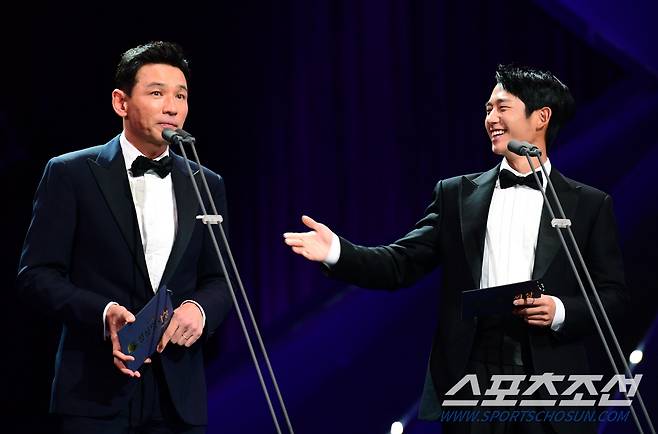 제43회 청룡영화상 시상식이 25일 여의도 KBS홀에서 진행됐다. 배우 황정민과 정해인이 최우수작품상을 발표하고 있다. 여의도=최문영 기자 deer@sportschosun.com/2022.11.25/