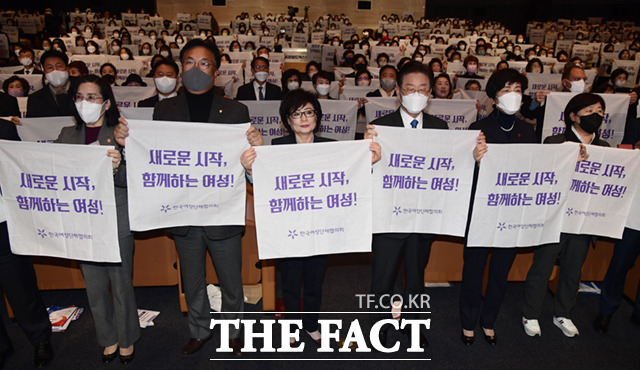 정진석 국민의힘 비상대책위원장(왼쪽)과 이재명 더불어민주당 대표가 참석자들과 함께 결의문 낭독 후 구호를 외치는 퍼포먼스를 하고 있다.