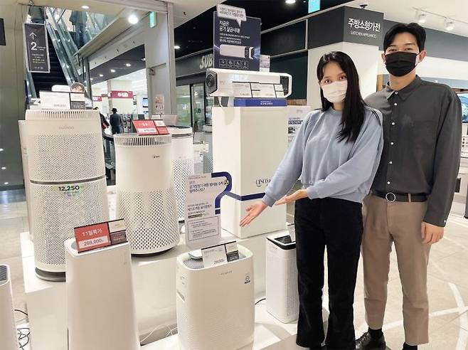 전자랜드 파워센터 용산본점에서 고객들이 공기청정기를 살펴보고 있다. (사진제공=전자랜드)