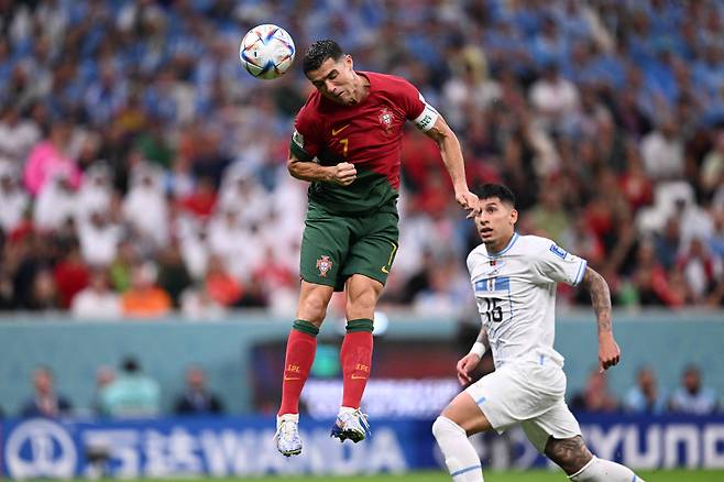 29일(한국시각) 열린 2022 카타르 월드컵 포르투갈과 우르과이의 경기에서 크리스티아누 호날두는 자신의 골이라고 주장했으나 비디오 분석 결과 공은 그의 머리에 맞지 않은 것으로 밝혀졌다. /AFP 연합뉴스