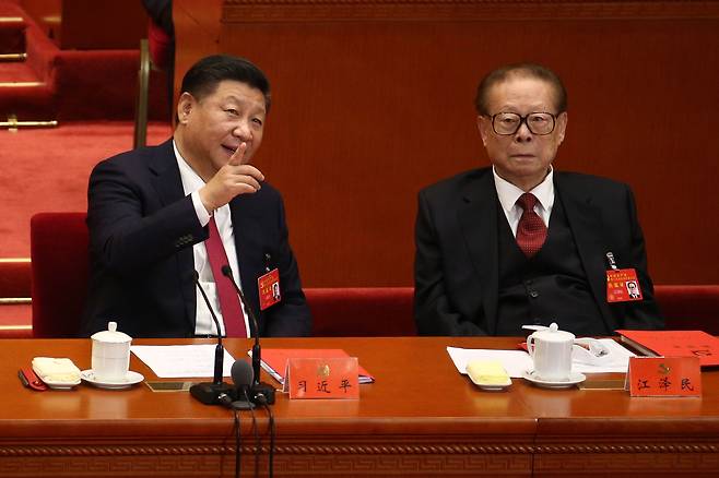 장쩌민(오른쪽) 전 중국 국가주석이 2017년 10월 24일 베이징 인민대회당에서 열린 중국공산당 제19차 전국대표대회 폐막식에서 시진핑 중국 국가주석과 이야기하고 있다. /EPA 연합